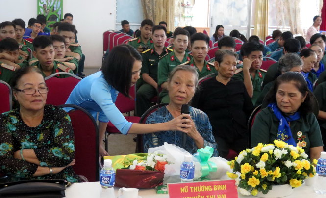 Nữ thương binh Nguyễn Thị Hai đang kể lại một thời tuổi trẻ theo cách mạng rất đỗi hào hùng - Ảnh: L.Điền