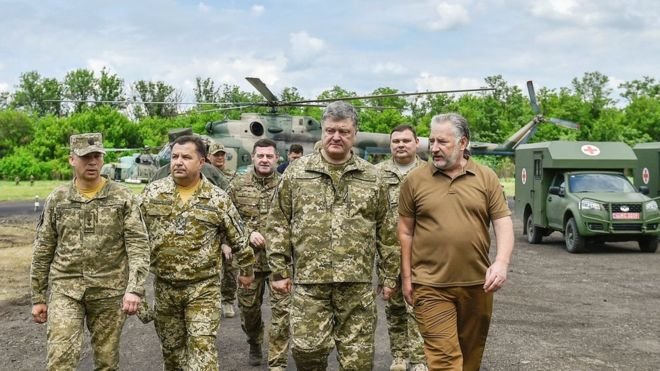Tổng thống Ukraine Petro Poroshenko (thứ hai từ phải sang) thăm các quân nhân tại khu vực Donetsk hồi tháng 6 - Ảnh: Reuters