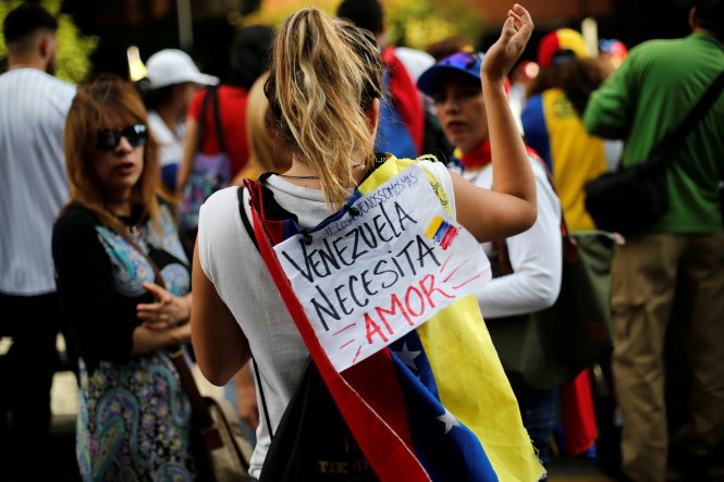 Những người của phe đối lập xuống đường phản đối bầu cử ở thủ đô Caracas ngày 24-7. Biển hiệu có nghĩa 