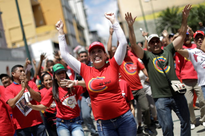 Những người ủng hộ chính quyền Maduro xuống đường vận động cho cuộc bầu cử quốc hội lập hiến - Ảnh: REUTERS