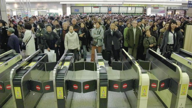 Hình ảnh quen thuộc vào giờ cao điểm tại các ga tàu của Nhật Bản - Ảnh: REUTERS