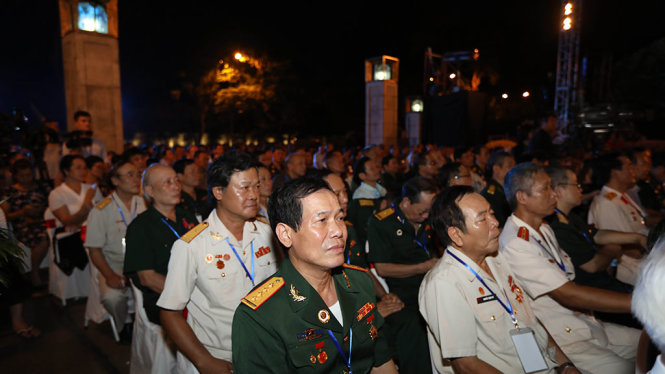 Nhiều đại biểu tới dự Chương trình cầu truyền hình Kỷ niệm 70 năm ngày thương binh liệt sĩ tại Đài tưởng niệm các anh hùng liệt sĩ Bắc Sơn