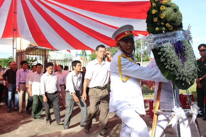 Người dân đến viếng các anh trở về tại nghĩa trang liệt sĩ Đại Lộc (Quảng Nam) - Ảnh: UYÊN TRINH