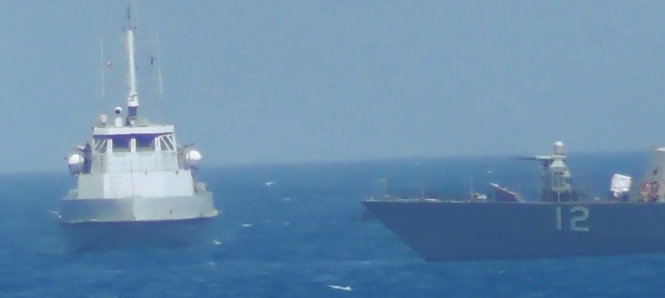 Tàu Iran (trái) tiếp cận gần với tàu USS Thunderbolt (phải) của Mỹ ngày 25-7 - Ảnh: REUTERS