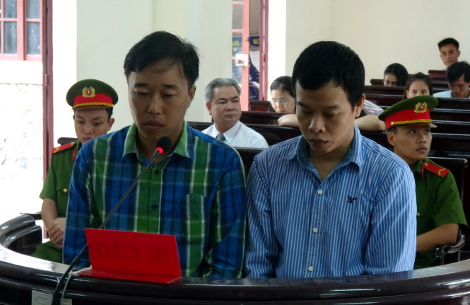 Bị cáo Linh (trái) và Thế nghe tòa tuyên án - Ảnh: Đông Hà