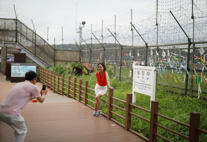 Đến Paju phải có tấm ảnh lưu niệm ở hàng rào ngăn cách - Ảnh: REUTERS