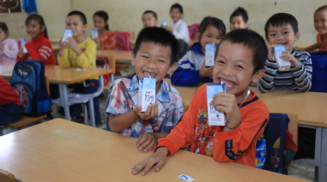 Niềm vui của học sinh trường tiểu học Châu Hồng, huyện Quỳ Hợp, tỉnh Nghệ An khi uống sữa học đường (1)