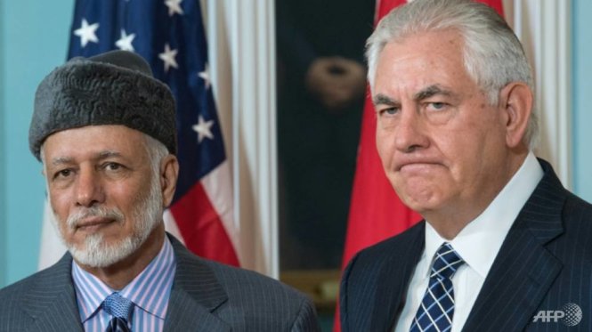 Ngoại trưởng Mỹ Rex Tillerson (phải) trả lời các câu hỏi của phóng viên bên cạnh người đồng cấp Oman, ông Yusuf bin Alawi-bin Abdullah tại Washington - Ảnh: AFP