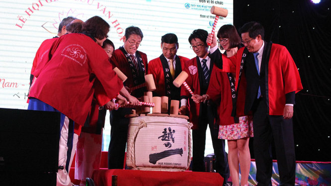 Đại biểu hai đoàn Việt - Nhật thực hiện nghi thức đập rượu truyền thống của Nhật Bản khai mạc lễ hội - Ảnh: TẤN LỰC