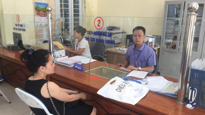 Quang cảnh làm việc tại phòng hành chính - một cửa của UBND phường Văn Miếu trưa 27-7 - Ảnh: LÂM HOÀI