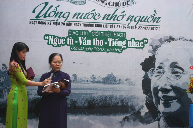 Bà Lê Tú Cẩm - Chủ tịch Hội Di sản Văn hóa TP.HCM - xúc động đọc vài dòng tâm sự, dòng thơ in trên sách Ngục tù - Thơ ca - Tiếng nhạc - Ảnh: ĐỖ TRƯỜNG
