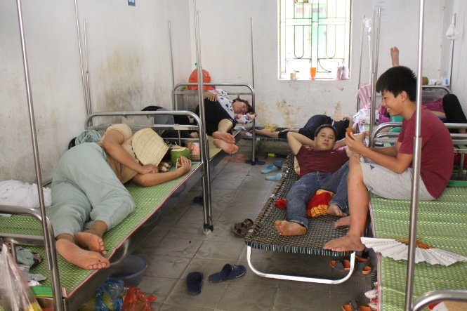 Khoa nhiệt đới Bệnh viện Đa khoa Hà Đông (Q.Hà Đông, Hà Nội) luôn quá tải vì dịch sốt xuất huyết bùng phát ở nhiều nơi - Ảnh: CHÍ TUỆ