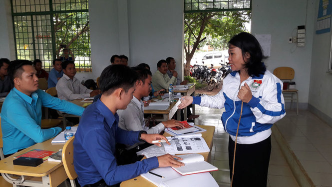 Chiến sĩ tình nguyện Nguyễn Thị Mai dạy tiếng Việt cho người Lào - Ảnh: QUANG PHƯƠNG