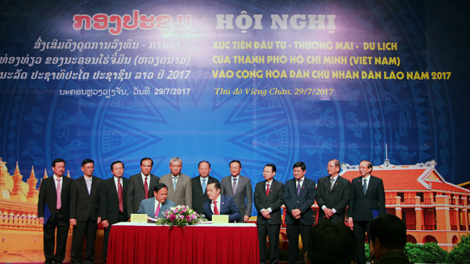 Các đơn vị ký kết thỏa thuận hợp tác tại Hội nghị xúc tiến đầu tư – thương mại – du lịch TP.HCM tại Lào - Ảnh: M.HOA