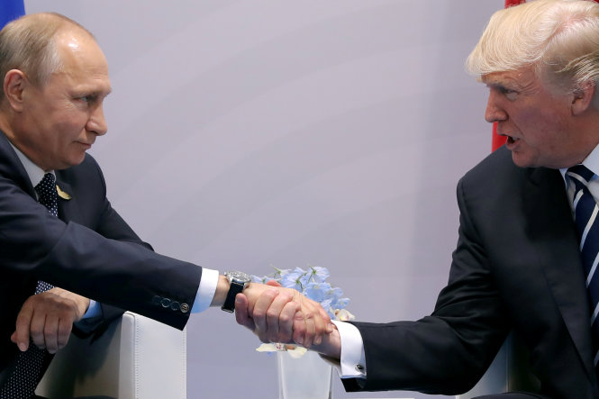 Tổng thống Mỹ Donald Trump (phải) và Tổng thống Nga Vladimir Putin tại Đức ngày 7-7 - Ảnh: Reuters