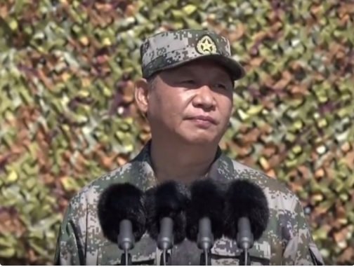 Chủ tịch Trung Quốc Tập Cận Bình mặc quân phục đứng trên xe jeep đi duyệt binh - Ảnh: TWITTERS