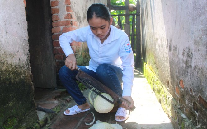 Em Nguyễn Thị Thao chịu tang bên bàn thờ bố - Ảnh: HÀ ĐỒNG