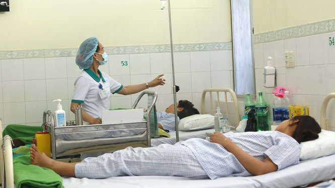 Đoàn du khách Lào điều trị tại Bệnh viện Hoàn Mỹ Đà Nẵng - Ảnh: B.Q