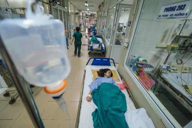 Bệnh nhân sốt xuất huyết phải nằm điều trị ở dọc hành lang do bệnh viện quá tải - Ảnh: NGUYỄN KHÁNH