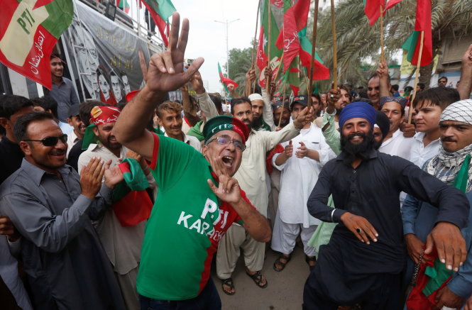 Những thành viên đối lập tại thành phố Karachi vui mừng sau phán quyết của tòa phế truất thủ tướng Nawaz Sharif - Ảnh: Reuters