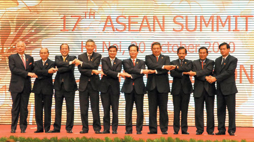Các nhà lãnh đạo ASEAN tại lễ bế mạc Hội nghị thượng đỉnh ASEAN lần thứ 17 tại Hà Nội ngày 30-10-2010 - Ảnh: Hoàng Long