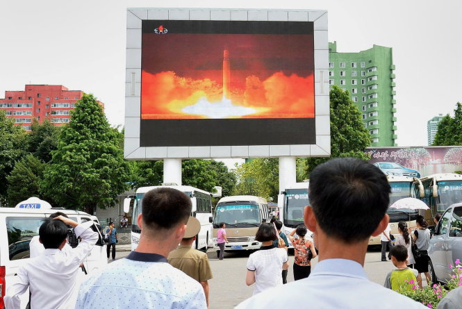Người dân Triều Tiên ở thủ đô Bình Nhưỡng xem lại cảnh bắn tên lửa Hwasong-14 vào ngày 29-7 - Ảnh: REUTERS