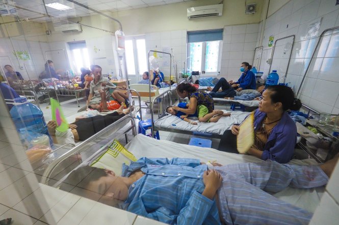Tại Bệnh viện Bệnh nhiệt đới Trung Ương, các phòng điều trị đều trở nên quá tải do các bệnh nhân bị sốt xuất huyết tăng đột biến