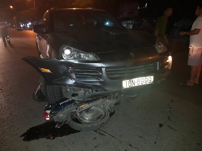 Chiếc xe sang gây tai nạn trong đêm 30-7 - ẢNH: H.Vân