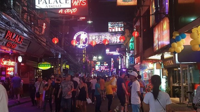 Trên phố đi bộ nóng bỏng ở Pattaya - Ảnh: GSR