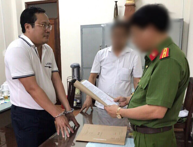 Ông Phan Huy Khang nghe cơ quan công an đọc lệnh bắt - Nguồn: C.A cung cấp