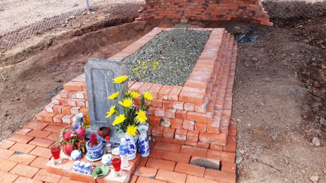 Ngôi mộ của vợ vua Tự Đức sau khi san ủi đã được phục dựng tạm thời - Ảnh: NHẬT LINH
