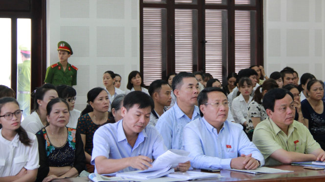 Ông Hà Sỹ Đồng, phó chủ tịch UBND tỉnh Quảng Trị kiêm phó trưởng Đoàn đại biểu Quốc hội tỉnh Quảng Trị (ngồi giữa, hàng đầu) đã có mặt để theo dõi quá trình xét xử - Ảnh: HỮU KHÁ