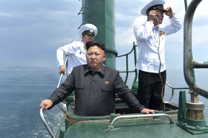 Nhà lãnh đạo Triều Tiên Kim Jong Un thị sát trên tàu ngầm - Ảnh: Reuters