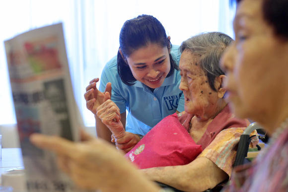 Người già ở Thái Lan - Ảnh: AFP