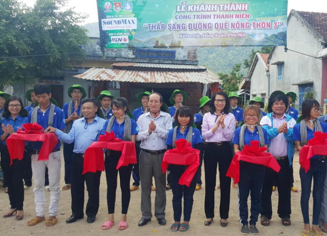 Đoàn đại biểu dự lễ khánh thành công trình thắp sáng đường quê nông thôn ở xã Đa Lộc