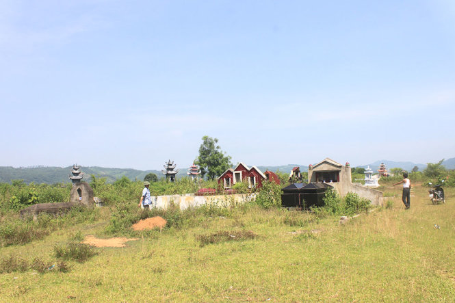 Khu đất tái định cư ở thôn Phúc Tân, xã Phúc Do, huyện Cẩm Thủy (Thanh Hóa) chỉ cách khu nghĩa trang, bãi rác của xã trên, dưới 300m - Ảnh: Hà Đồng.