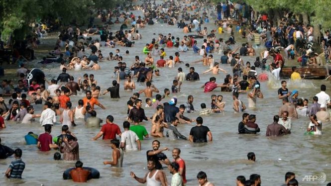 Người dân Pakistan đắm mình trong nước để giải nhiệt trong đợt nóng hồi tháng 6-2017 - Ảnh: AFP