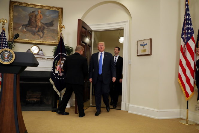 Tổng thống Donald Trump bước vào phòng Roosevelt trong Nhà Trắng ngày 2-8 để phát biểu về sửa đội luật nhập cư - Ảnh: REUTERS