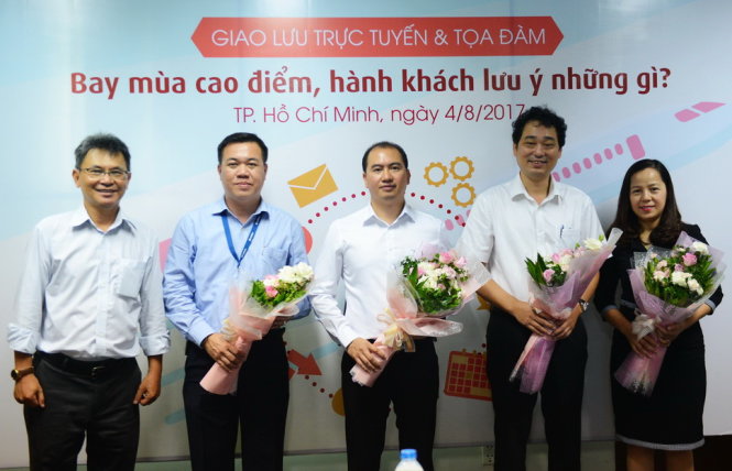 Ông Đỗ Văn Dũng - Phó tổng biên tập báo Tuổi Trẻ, tặng hoa các khách mời tại buổi giao lưu trực tuyến và tọa đàm sáng 4-8 - Ảnh: Quang Định