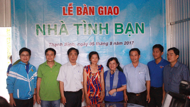 Dự lễ bàn giao nhà tình bạn của chị Trần Thị Thương, xã Thạnh Bình - Ảnh: NGUYÊN NGỌC