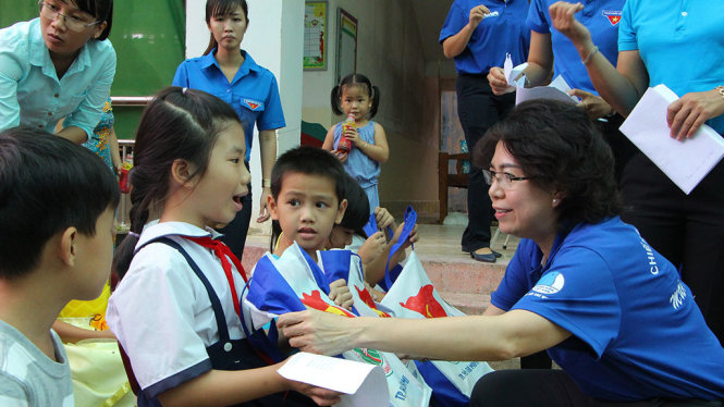 Bà Tô Thị Bích Châu tặng quà cho trẻ em tại Tây Ninh - Ảnh: THU TRANG