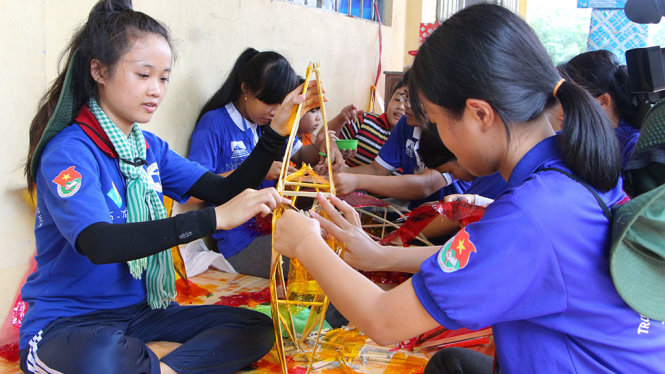Sinh viên ĐH Công nghiệp Thực phẩm đang làm lồng đèn trung thu cho học sinh tại Tây Ninh  - Ảnh: THU TRANG