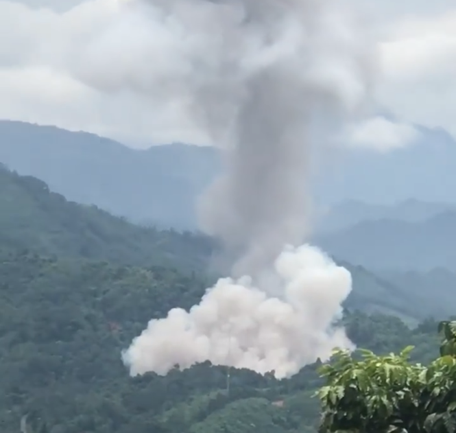 Cột khói bốc cao sau vụ nổ kho tang vật vũ khí tại Hà Giang - ảnh cắt từ clip trên facebook