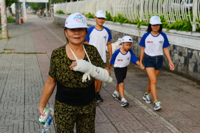 Bà Phan Thị Nhánh, 70 tuổi tham gia đi bộ xung quanh khu căn hộ cao cấp Giai Việt trên đường Tạ Quang Bửu, Q.8, TPHCM sáng 6-8 - Ảnh: QUANG ĐỊNH