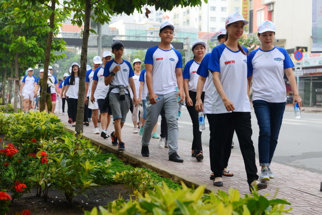 Đoàn đi bộ đi trên vỉa hè đường Dương Quang Đông với nhiều cây xanh trong chương trình 10.000 bước chân thay đổi cuộc sống sáng 6-8 - Ảnh: QUANG ĐỊNH