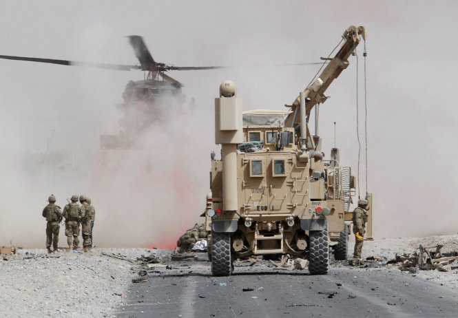 Một xe quân sự của khối NATO bị tấn công tại Afghanistan ngày 2-8 - Ảnh: Reuters