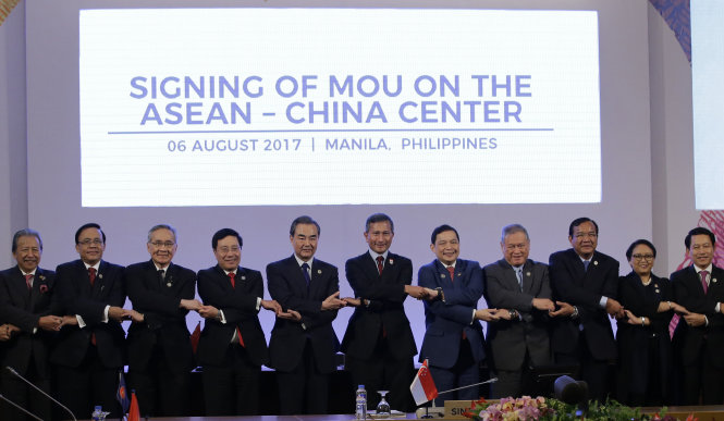 Ngoại trưởng Trung Quốc Vương Nghị (thứ 5 từ trái sang) và các ngoại trưởng ASEAN - Ảnh: AFP