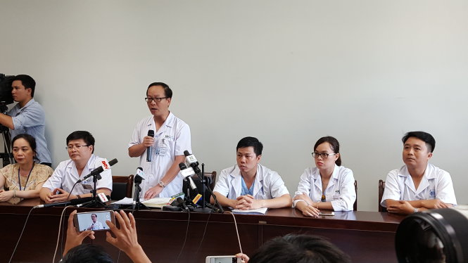 Ông Trần Minh Điển, phó giám đốc bệnh viện Nhi T.Ư, thông tin về tình trạng cháu bé bị bạo hành - Ảnh: Q.Liên