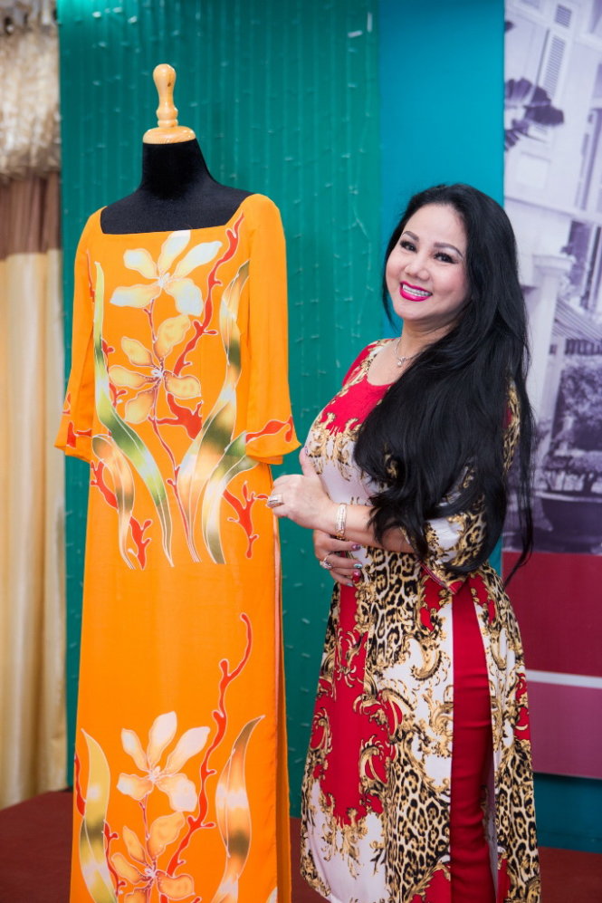Ca sĩ Ngọc Ánh bên chiếc áo dài mà cô tặng Bảo tàng phụ nữ Nam Bộ - Ảnh: Phan Tiến Vũ