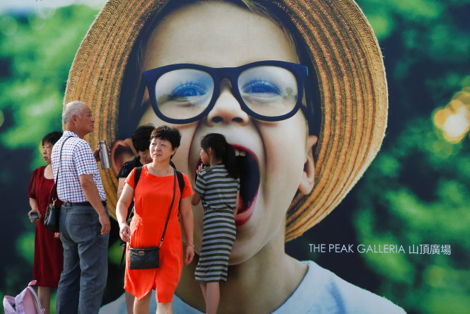 Khách du lịch từ Trung Quốc đại lục trước một trung tâm mua sắm tại Hong Kong ngày 4-8 - Ảnh: REUTERS